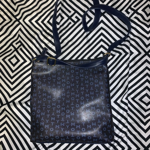 Tommy Hilfiger
Dacia Signature Logo Crossbody - Picture 2 of 4